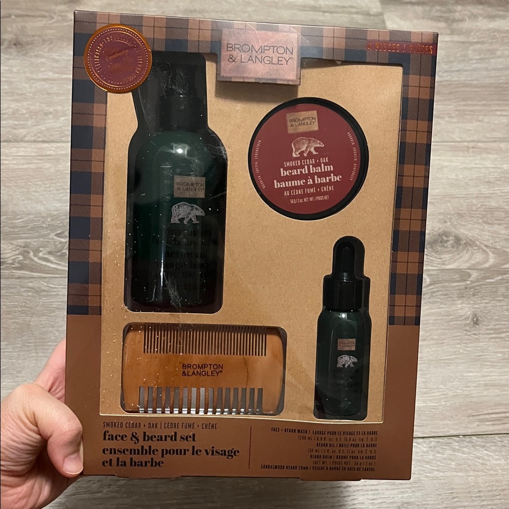Good gift for Dad Day
Smoked Cedar Face & Beard Grooming Set - Green